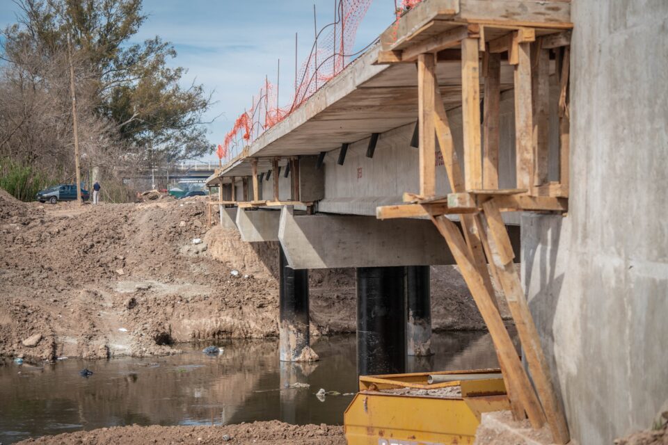 Continúa la obra del nuevo puente en la Av. Néstor Kirchner