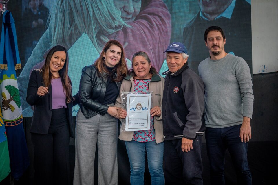 Mariel Fernández entregó a más de 600 familias la escritura de sus viviendas